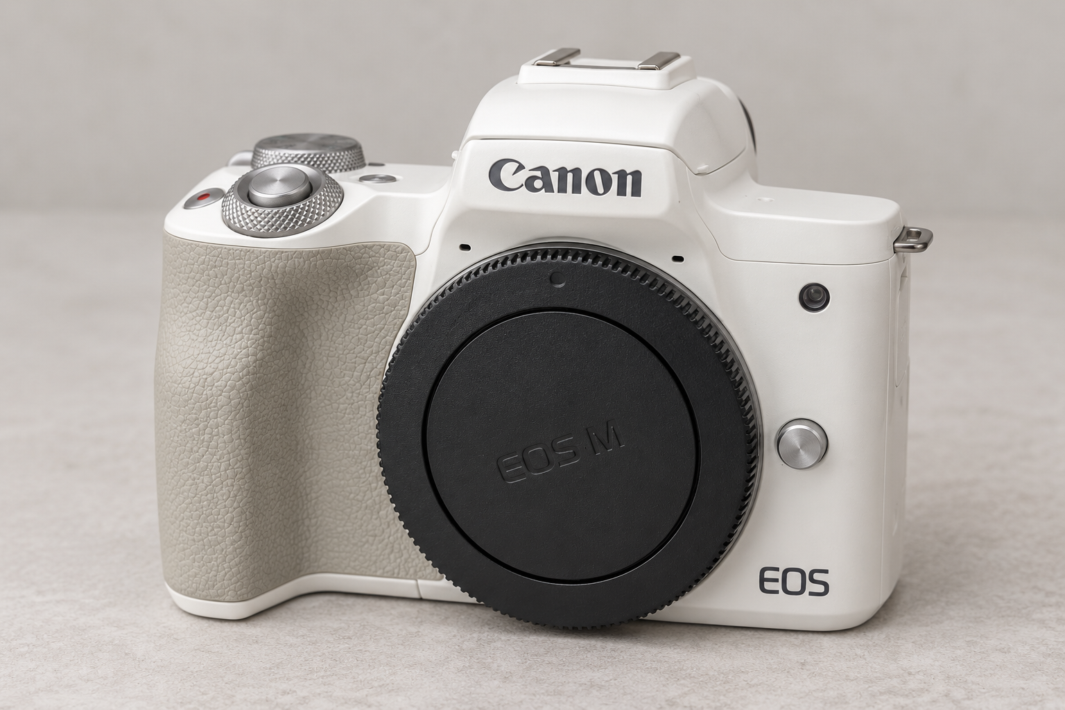 佳能EOS M50 Mark II白色机身型号图，浅色手柄与EF-M机身盖，不暗示随附镜头