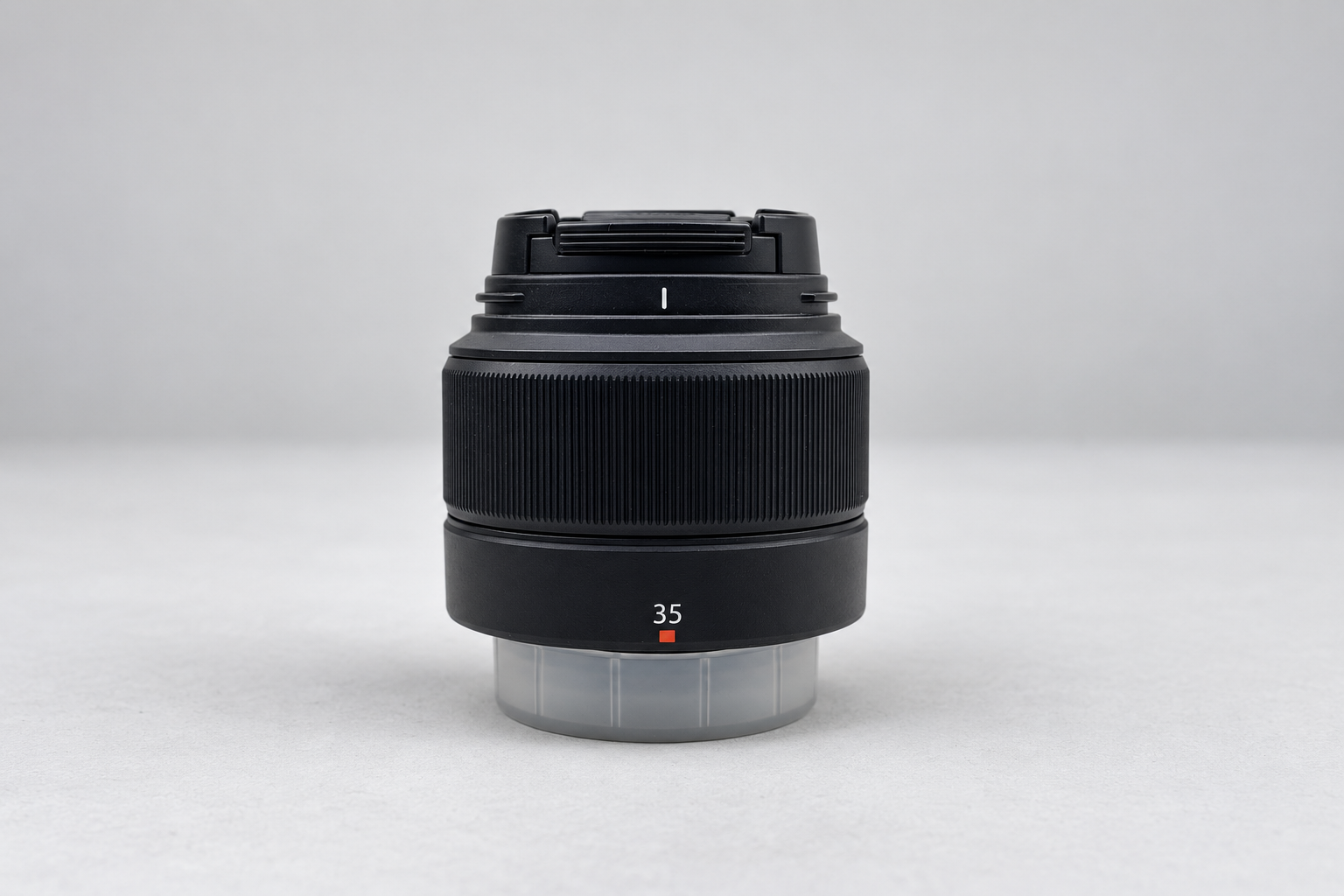 富士XC 35mm f/2黑色型号图，单一对焦环、35标识与卡口定位点