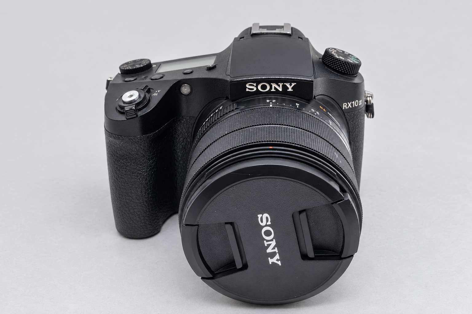 索尼RX10 III带镜头盖的一体机前侧型号图，展示SONY与RX10 III铭牌