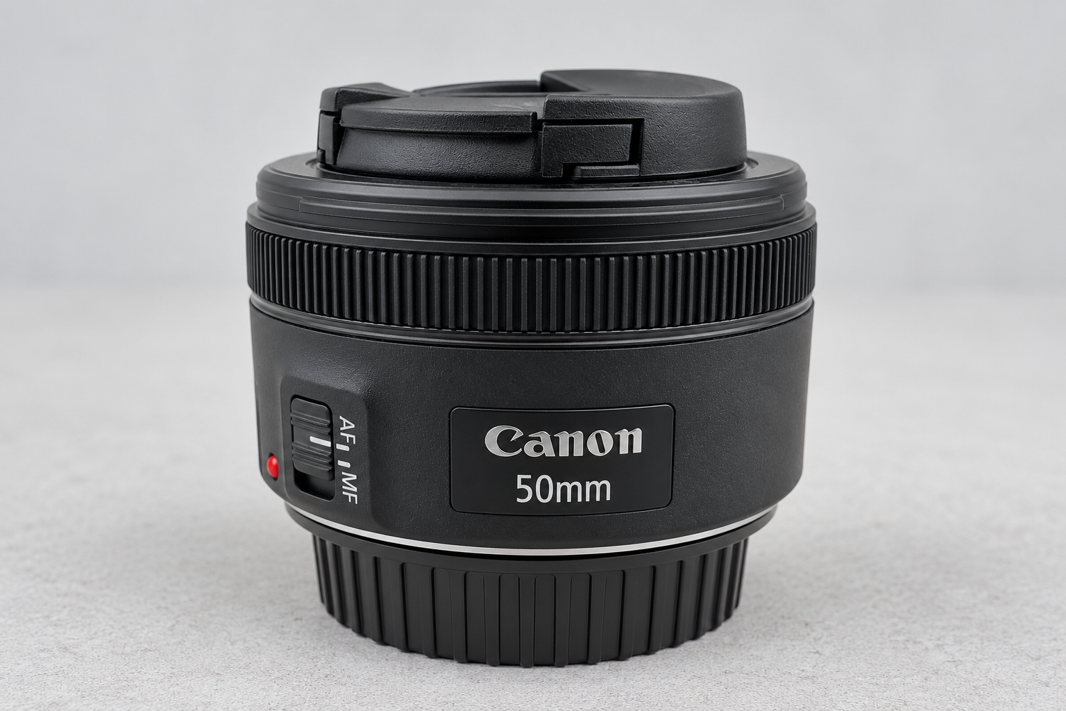 佳能EF 50mm f/1.8 STM黑色型号图,展示Canon/50mm铭牌、AF/MF开关与紧凑镜筒